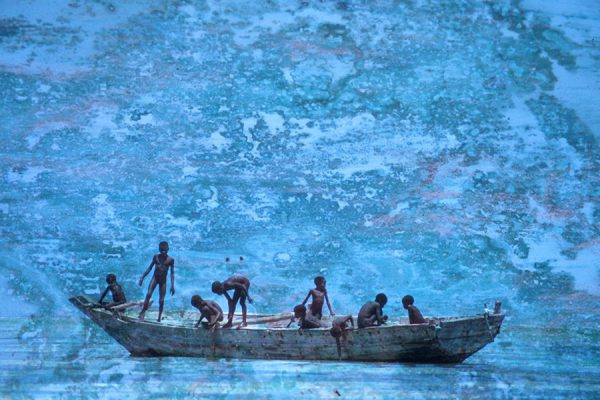 Enfants sur barque pêcheur