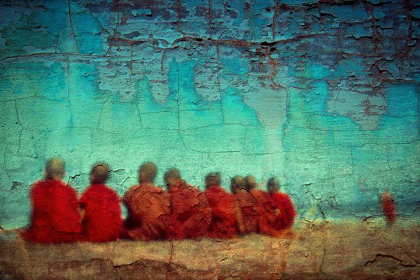 Enfants boudhistes sur fond turquoise